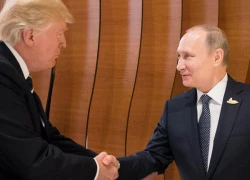 Chuyên gia mổ xẻ cái bắt tay "khác lạ" của ông Trump và Putin