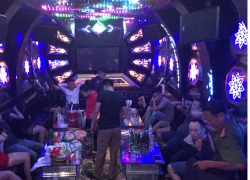 Công an đột kích quán karaoke, hốt gọn gần 40 dân chơi đang "thác loạn"