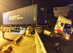 Container treo lơ lửng trên cầu, tài xế thoát chết ngoạn mục