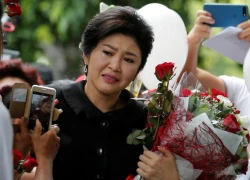 Cựu thủ tướng Thái Lan Yingluck bật khóc vì được tặng hoa trước phiên xét xử