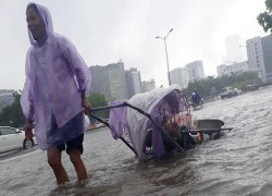 Hà Nội ngập sâu mẹ già lội nước bì bõm vào viện thăm con