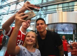 James Rodriguez kí mỏi tay trước ngày lên đường du đấu