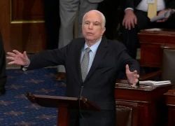 John McCain trở lại, thượng viện Mỹ đồng ý bàn dự luật thay Obamacare