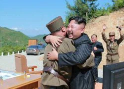 Khoảnh khắc Kim Jong-un gửi "quà quốc khánh" răn đe Mỹ