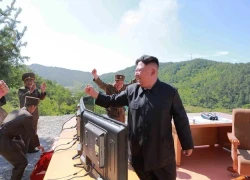 Kim Jong-un tươi cười khi phóng thành công tên lửa đạn đạo