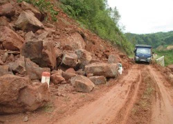 Lai Châu: Sạt lớn trên quốc lộ 4H, giao thông bị chia cắt