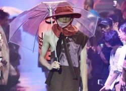 Mẫu nam diện áo lệch vai, quần váy trong show Raf Simons