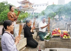 "Mày trúng đạn vào ngực, chúng tao chôn mày sau tảng đá, nhớ không..."