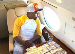 Mayweather trầm tư ngồi trước bàn xếp kín tiền