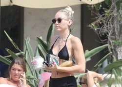 Miley Cyrus mặc bikini đi mua sắm giữa ngày nắng nóng