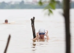 Người dân đổ về cầu Long Biên bơi lội khi nước lên cao