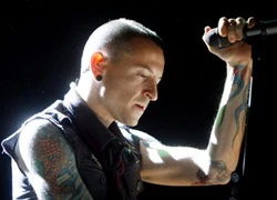 Nhiều nghệ sĩ xót thương, người hâm mộ mang hoa viếng Chester Bennington sau tin anh qua đời