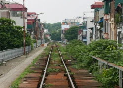 Nhịp sống quanh cây cầu đường sắt trăm tuổi ở Hà Nội