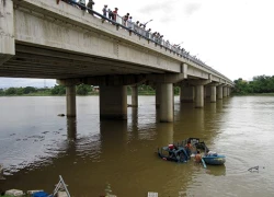 Ôtô húc gãy lan can cầu, lao xuống sông