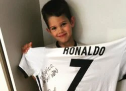 Ronaldo tặng quà cho con trai đồng nghiệp