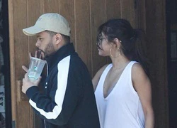 Selena Gomez để mặt mộc đi ăn trưa với bạn trai