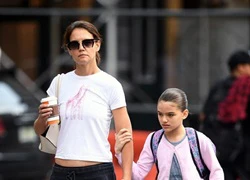 Suri mặt khó đăm đăm khi xuống phố cùng mẹ Katie Holmes