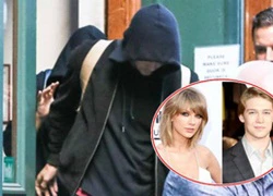 Taylor Swift lụp xụp mũ áo, núp sau lưng bạn trai nhất định không lộ diện