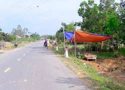 Thi thể người đàn ông bị bỏ lại bên đường sau tai nạn