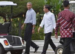 Tổng thống Indonesia lái xe điện chở ông Obama