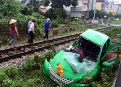 Vượt đường ngang, taxi bị tàu hỏa húc bay hàng chục mét