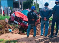 Xe BMW kéo lê xe máy hàng chục mét, một người tử vong