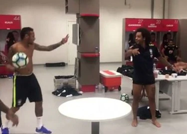 Chơi bóng bàn kiểu mới, Neymar và Alves thua sấp mặt trong phòng thay đồ