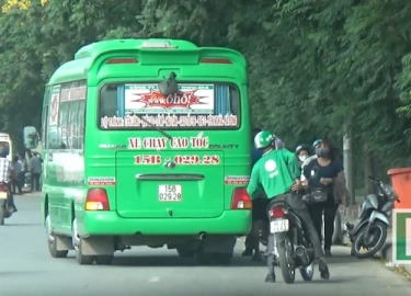 Hà Nội : Xe khách ngang nhiên lập "đại bản doanh" bắt khách trên đại lộ Thăng Long