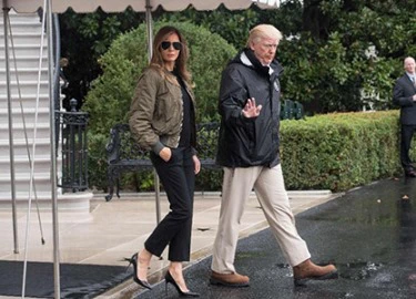 Melania hứng chỉ trích vì đi giày cao gót thăm vùng bão