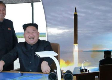 Triều Tiên khoe ảnh Kim Jong-un cười tươi xem phóng tên lửa bay qua Nhật Bản