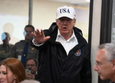 Trump đến Texas thị sát hậu quả bão Harvey