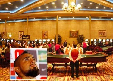 Về Chile, Vidal làm loạn ở casino