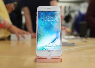 iPhone 8 có thể nhận dạng khuôn mặt ngay cả khi nằm trên bàn