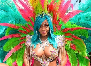 Rihanna mặc sexy tham gia lễ hội đường phố ở quê nhà