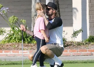 Becks vừa chơi golf vừa âu yếm con gái cưng