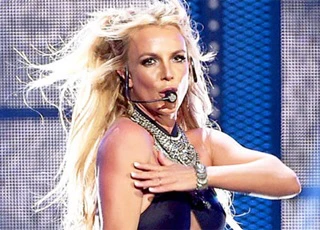 Britney Spears khiếp đảm khi một người đàn ông lao lên sân khấu