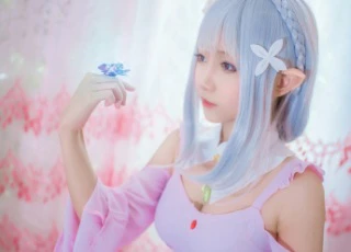 Cùng ngắm cosplay nàng công chúa tóc trắng Emilia cực dễ thương trong Re:Zero