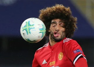 Fellaini thay Phil Jones làm 'vua mặt hài'