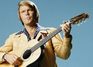 Huyền thoại nhạc đồng quê Glen Campbell qua đời ở tuổi 81