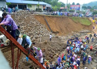 Làm ngầm đá trong lòng suối để cứu trợ xã cô lập ở Sơn La