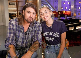 Miley Cyrus trở lại ghế nóng The Voice Mỹ mùa 13 bên cạnh bố