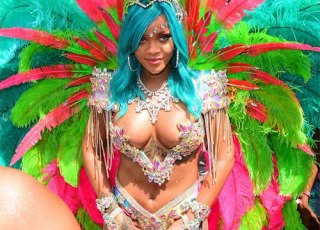 Rihanna khoe thân hình bốc lửa trong lễ hội Carnival