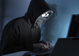 Vì nhát gái, chàng hacker dùng 'mưu hèn kế bẩn' kiếm 'gấu' thành công