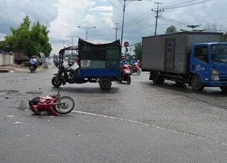 Xe máy kẹp ba tông xe ba gác, 3 thanh niên nguy kịch