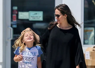 Con gái út lí lắc bên Angelina Jolie trên phố