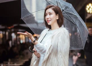 Không chỉ xinh đẹp, HH Lam Cúc còn chứng tỏ khả năng mix đồ "cực chất" tại Melbourne