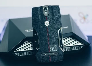 Smartphone Lamborghini cấu hình ngang Bphone giá 100 triệu ở VN