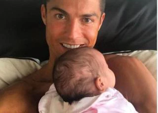 Trước thềm Siêu kinh điển, C.Ronaldo vẫn ung dung khoe ảnh con