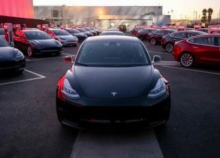 Xe điện "bình dân" Tesla Model 3 chính thức ra mắt