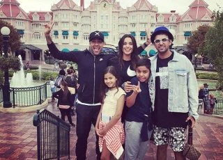 Alves 'quậy tưng' cùng người vợ xinh đẹp tại Disneyland